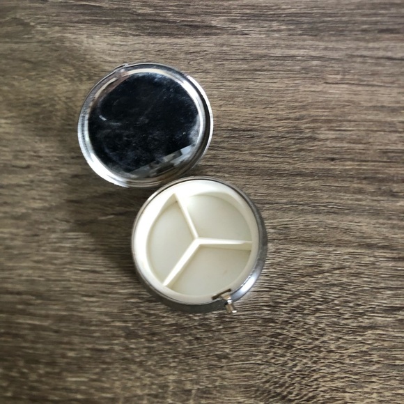 Vtg Hummingbird Pill Organizer - Picture 4 of 6